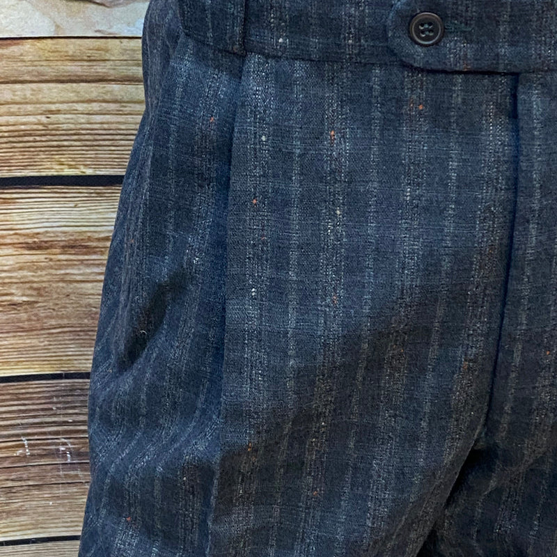 „Detail Vintage Herrenhose mit Streifenstruktur Wollhose Bundfalten klassisch“