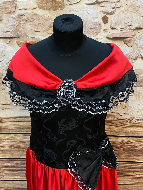 „Detail schulterfreies Vintage Kleid mit Spitzenkragen und Zierbrosche“