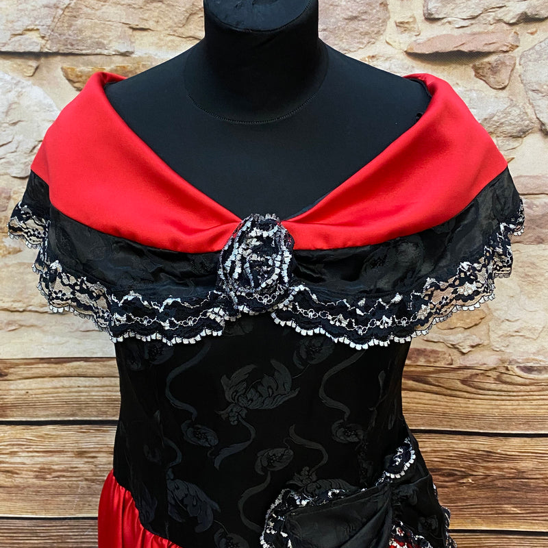 „Detail schulterfreies Vintage Kleid mit Spitzenkragen und Zierbrosche“
