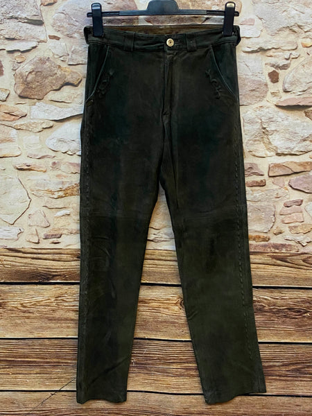 Lange Vintage Country Line Trachtenlederhose für Herren in Dunkelgrün aus Ziegenleder, Vorderansicht
