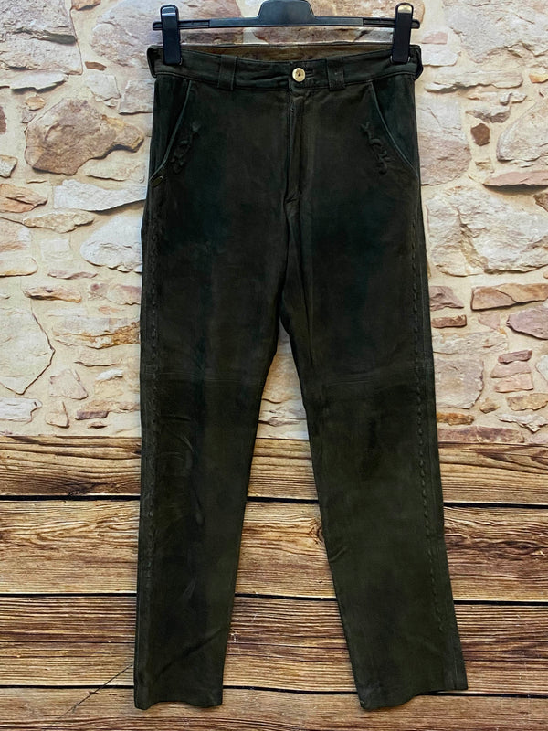 Lange Vintage Country Line Trachtenlederhose für Herren in Dunkelgrün aus Ziegenleder, Vorderansicht