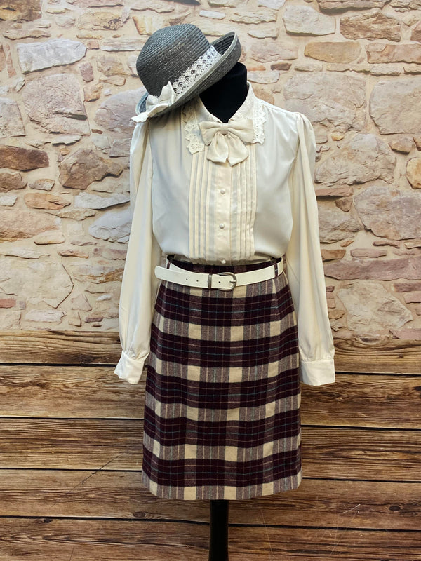 „Damen Vintage Kostüm Größe 46 mit cremefarbener Bluse, kariertem Rock, hellem Gürtel und grauem Strohhut“