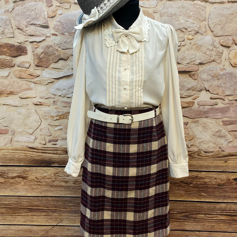 „Damen Vintage Kostüm Größe 46 mit cremefarbener Bluse, kariertem Rock, hellem Gürtel und grauem Strohhut“