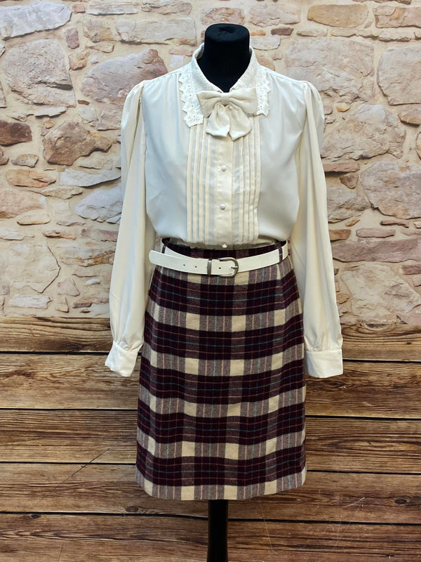 „Damen Vintage Kostüm Größe 46 mit cremefarbener Bluse, kariertem Rock, hellem Gürtel auf Puppe“