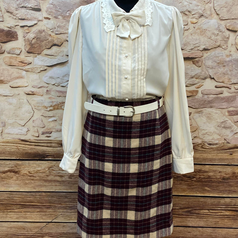 „Damen Vintage Kostüm Größe 46 mit cremefarbener Bluse, kariertem Rock, hellem Gürtel auf Puppe“