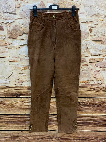 „Vintage Damen Lederhose aus braunem Echtleder in Größe 42 – Vorderansicht“