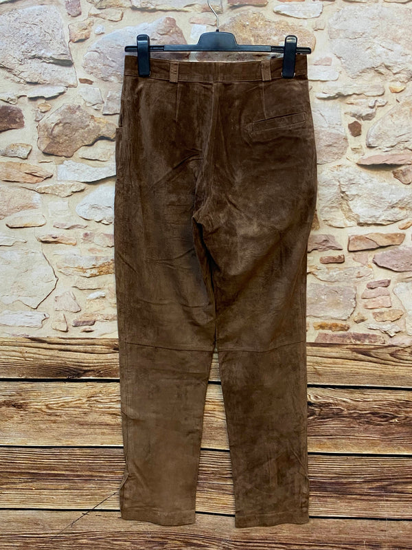 „Braune Vintage Lederhose für Damen aus Echtleder – Rückansicht“