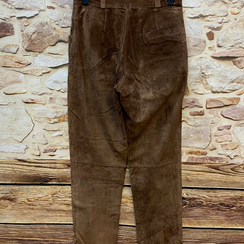 „Braune Vintage Lederhose für Damen aus Echtleder – Rückansicht“