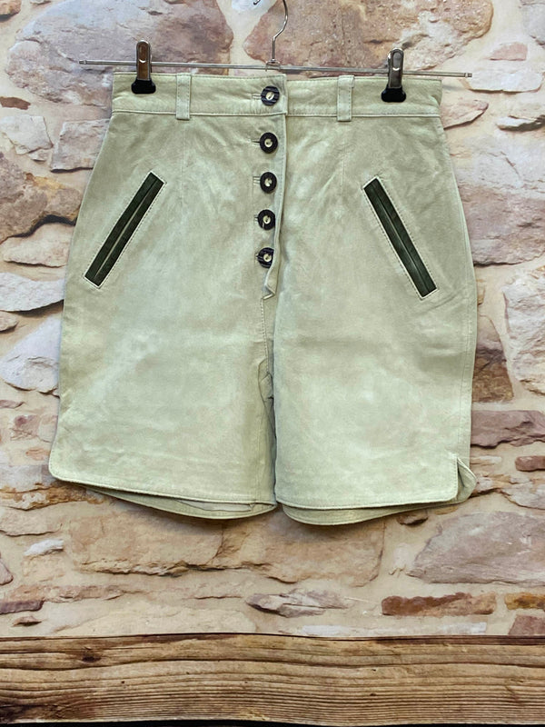 Vintage Trachten Lederhose Damen Größe 36 aus hellem Veloursleder mit dunkelgrünen Taschen und Knopfleiste