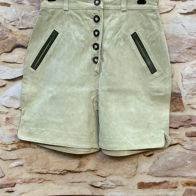 Vintage Trachten Lederhose Damen Größe 36 aus hellem Veloursleder mit dunkelgrünen Taschen und Knopfleiste