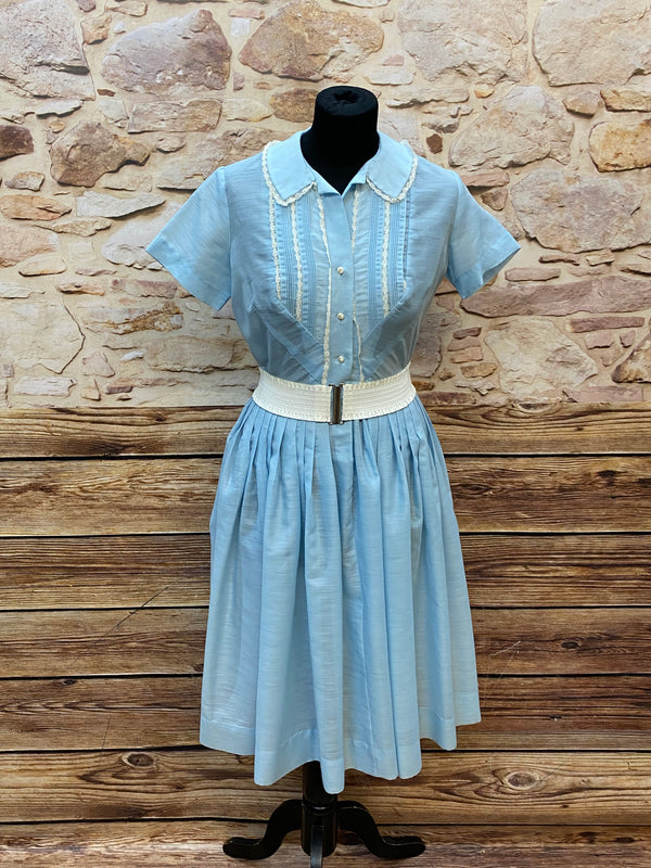 Hellblaues Vintage Kleid Gr. 34 mit weißem Gürtel und Spitzenverzierungen