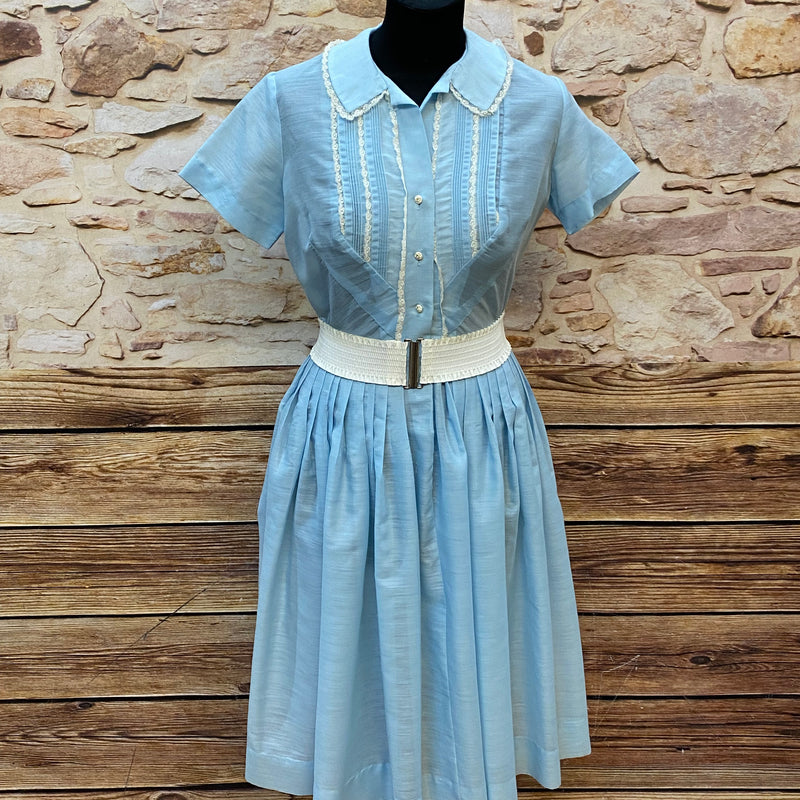 Hellblaues Vintage Kleid Gr. 34 mit weißem Gürtel und Spitzenverzierungen