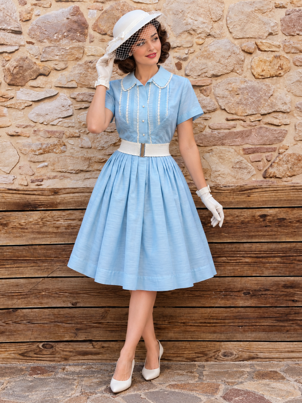 Frau trägt hellblaues True Vintage Kleid Gr. 34 mit weißem Hut und Handschuhen