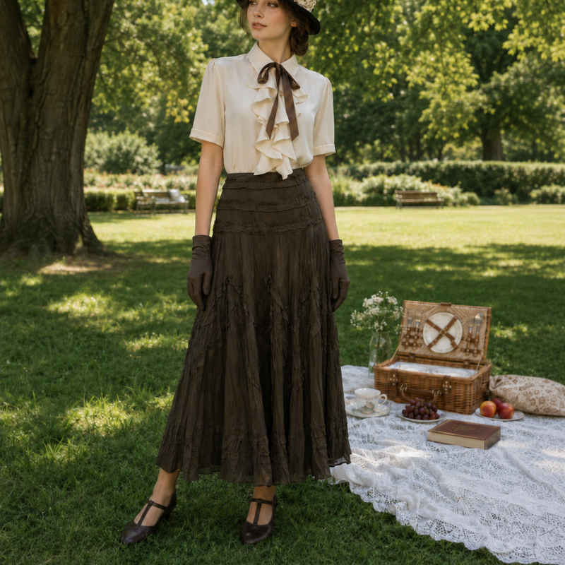 „Vintage Damen Outfit im nostalgischen Stil mit Rüschenbluse, langem Rock, Hut und Handschuhen bei Picknick im Park“