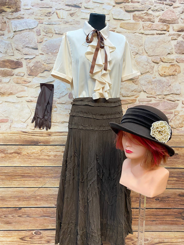„Vintage Damen Outfit Größe 44 mit cremefarbener Rüschenbluse, langem braunem Rock, Hut und Handschuhen“