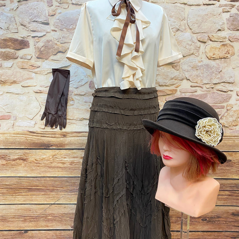 „Vintage Damen Outfit Größe 44 mit cremefarbener Rüschenbluse, langem braunem Rock, Hut und Handschuhen“