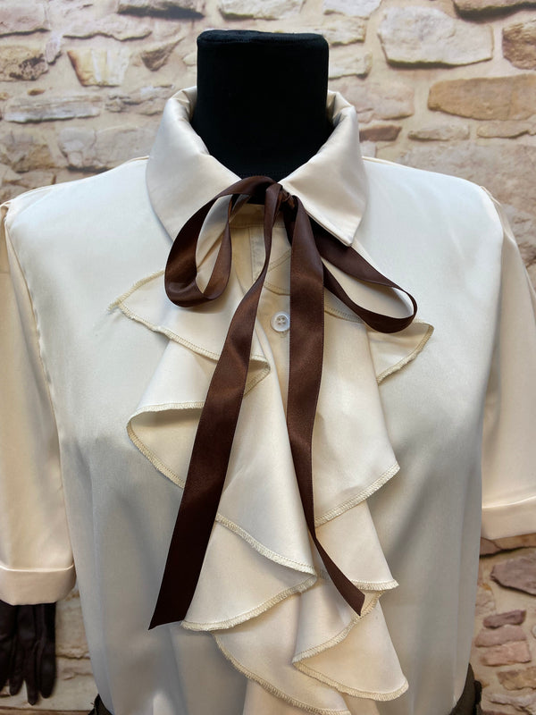 „Elegantes Damen Vintage Outfit mit Rüschenbluse, braunem Rock, Schleifenband und dunklem Hut für Oldtimer Mode Damen“