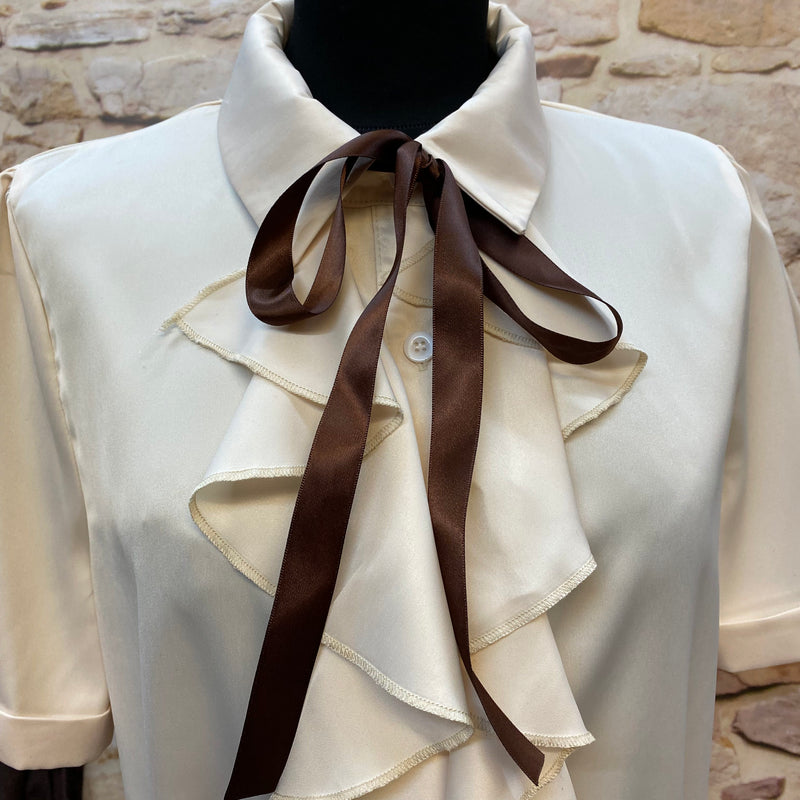 „Elegantes Damen Vintage Outfit mit Rüschenbluse, braunem Rock, Schleifenband und dunklem Hut für Oldtimer Mode Damen“