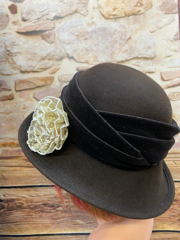 „Dunkler Vintage Damenhut aus 100 Prozent Wolle mit heller Stoffblüte zu nostalgischem Damen Outfit“