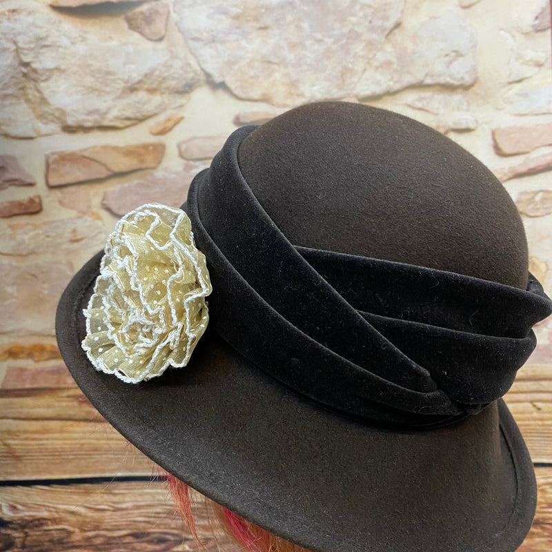 „Dunkler Vintage Damenhut aus 100 Prozent Wolle mit heller Stoffblüte zu nostalgischem Damen Outfit“