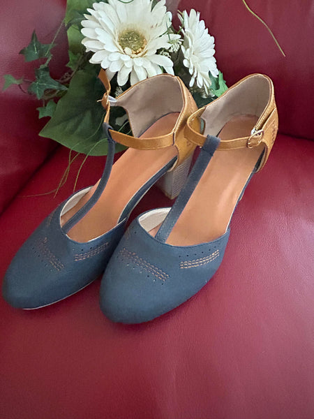 Vintage Damen-Sandalen in Blau und Braun, Größe 40, mit T-Strap und Blockabsatz, Retro-Stil 20er Jahre.