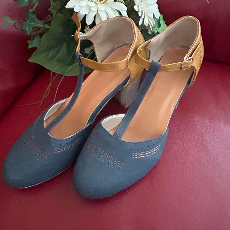 Vintage Damen-Sandalen in Blau und Braun, Größe 40, mit T-Strap und Blockabsatz, Retro-Stil 20er Jahre.