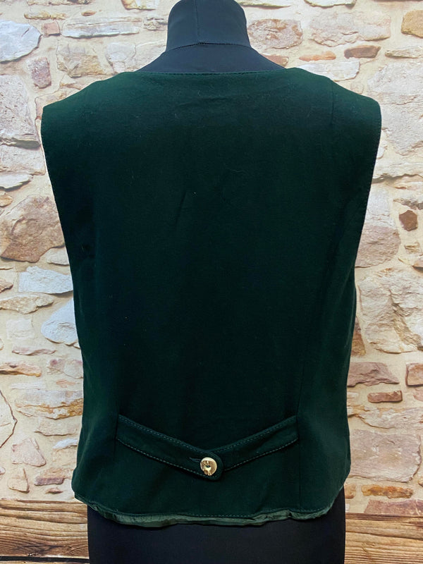 „Rückansicht einer dunkelgrünen Vintage Damen Weste mit Riegel und Knopf im Landhausstil“