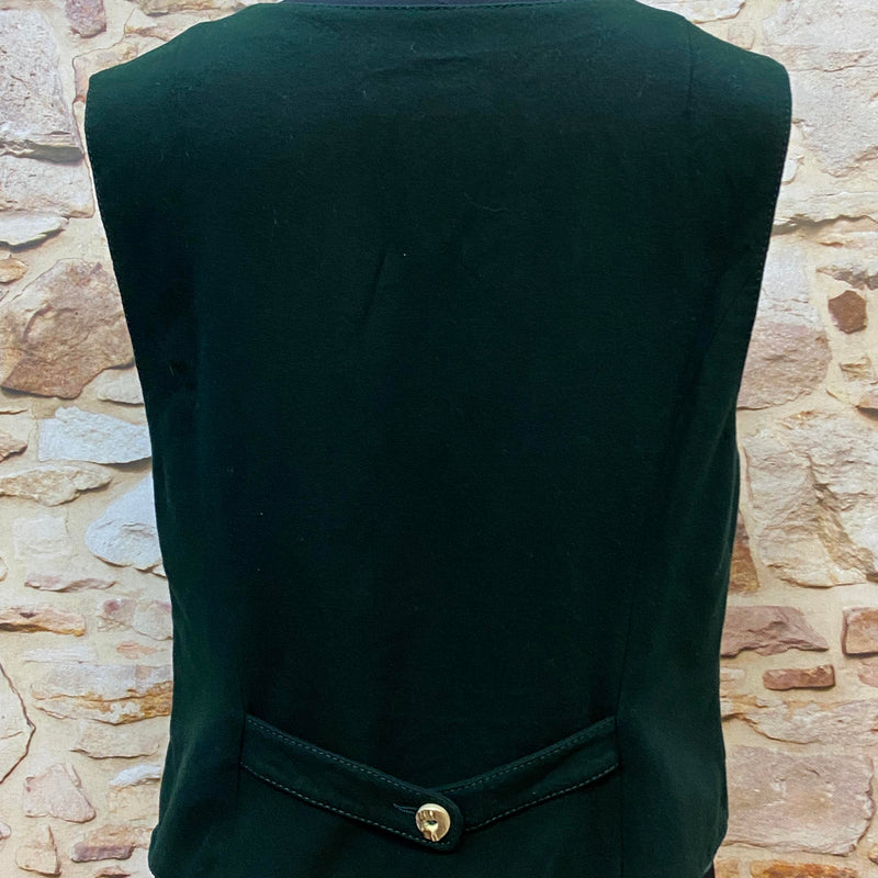 „Rückansicht einer dunkelgrünen Vintage Damen Weste mit Riegel und Knopf im Landhausstil“