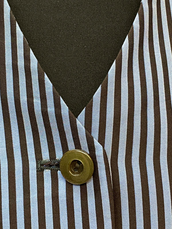 „Detailansicht eines Knopfes an einer Vintage Damenweste mit Nadelstreifen“