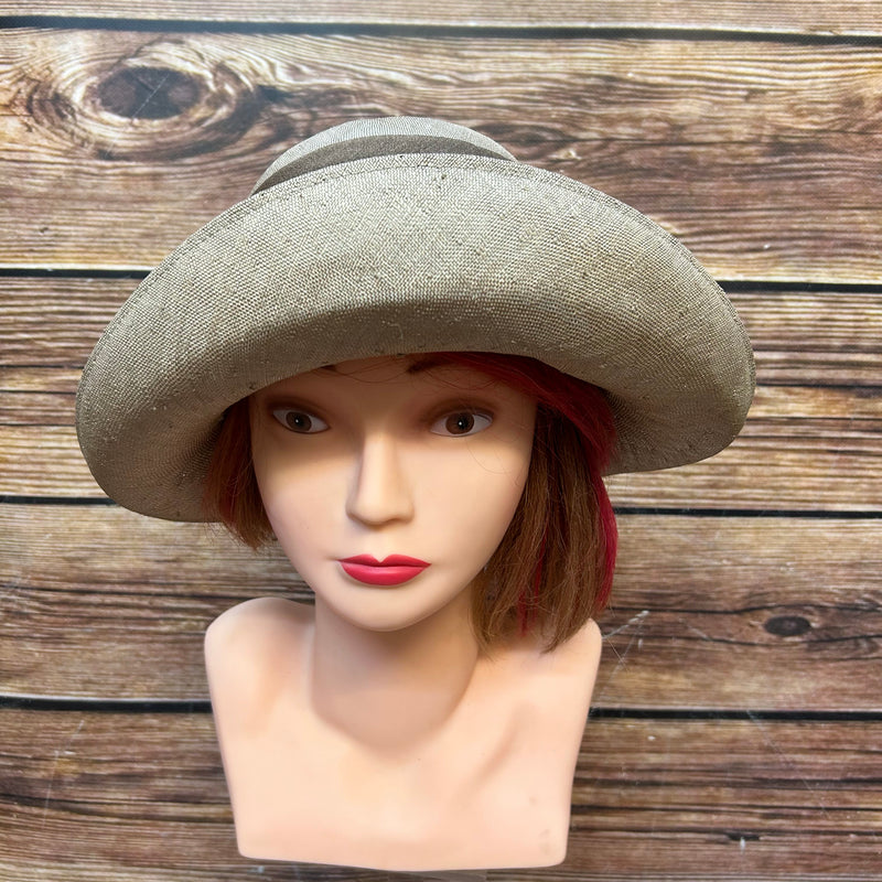 Handgefertigter vintage Damenhut in Taupe mit breiter Krempe und Schleife aus Satinband, Größe 56 – Seiten- und Frontansicht auf Styroporkopf