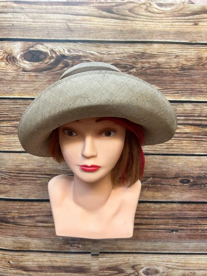 Handgefertigter vintage Damenhut in Taupe mit breiter Krempe und Schleife aus Satinband, Größe 56 – Seiten- und Frontansicht auf Styroporkopf