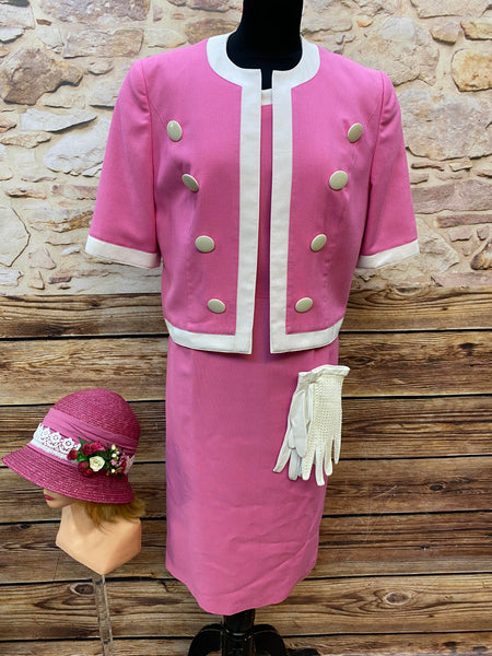 Vintage Damenkostüm in Pink mit Jacke, Kleid, Hut und Handschuhen in Größe 40/42