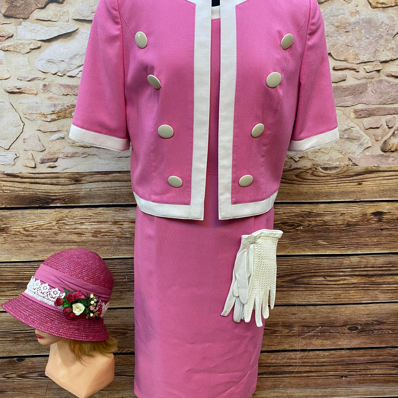Vintage Damenkostüm in Pink mit Jacke, Kleid, Hut und Handschuhen in Größe 40/42