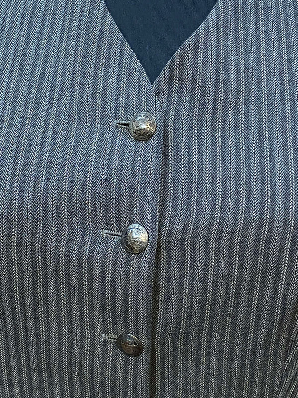 „Detailansicht Vintage Weste Fischgrat Muster Metallknöpfe 20er Jahre Stil“