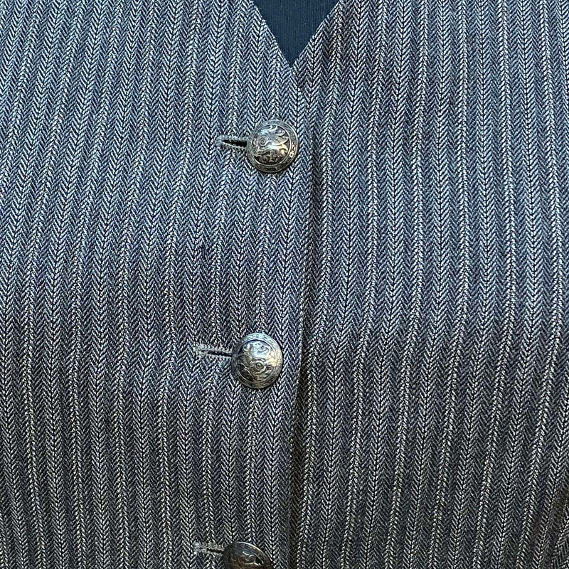 „Detailansicht Vintage Weste Fischgrat Muster Metallknöpfe 20er Jahre Stil“