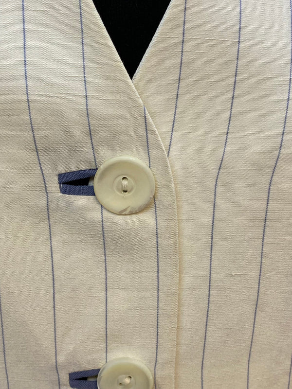 „Detailansicht der Knopfleiste einer Vintage Damenweste mit Nadelstreifen“