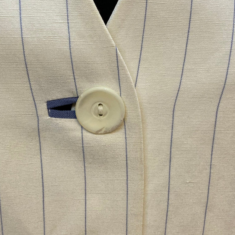 „Detailansicht der Knopfleiste einer Vintage Damenweste mit Nadelstreifen“