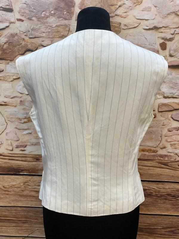 „Rückansicht einer Vintage Damenweste im klassischen Schnitt“