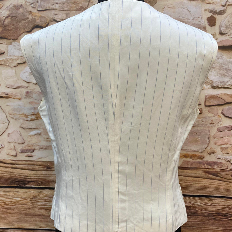 „Rückansicht einer Vintage Damenweste im klassischen Schnitt“