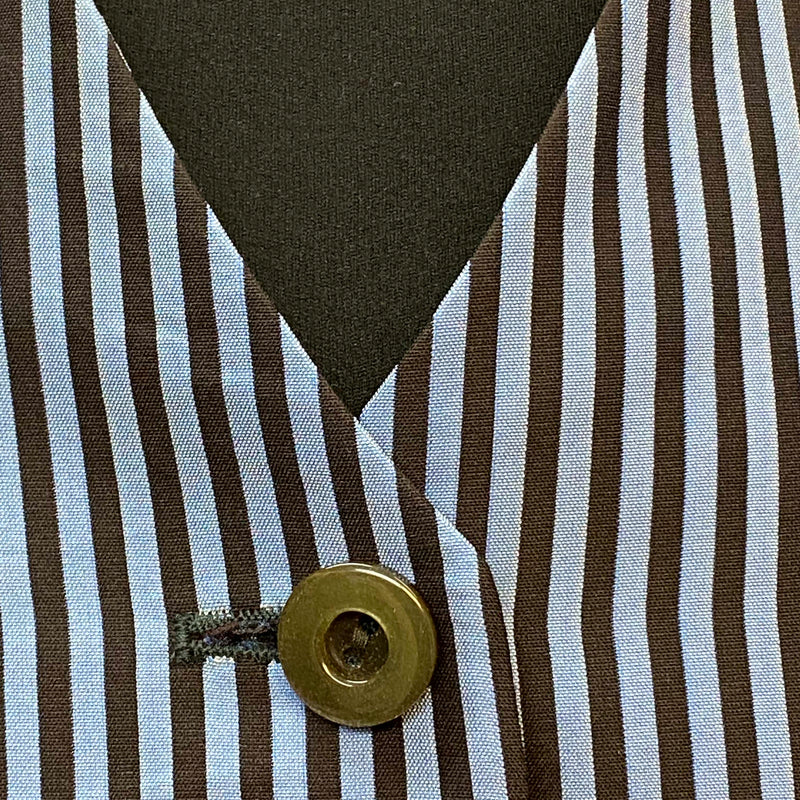 „Detailansicht eines Knopfes an einer Vintage Damenweste mit Nadelstreifen“