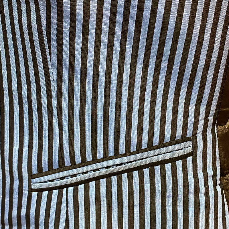 „Leistentasche und Nadelstreifenmuster einer Vintage Damenweste“