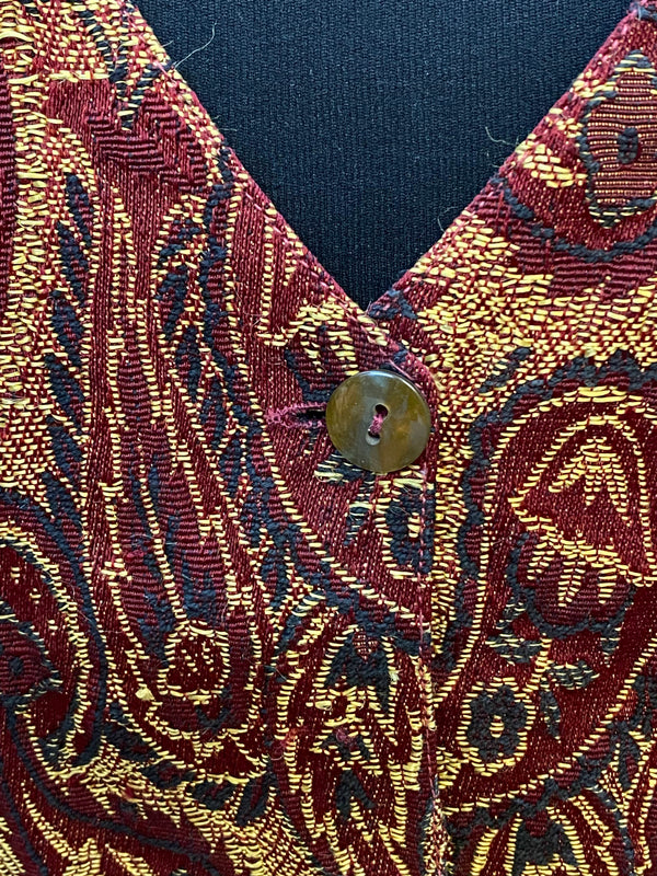 „Detailansicht Paisley Weste Damen rot gold Knopfleiste Vintage Look“