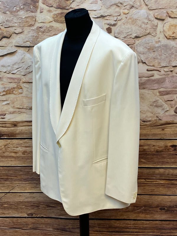 „Elegantes Vintage Smoking Sakko creme Herren mit Schalkragen Detailansicht“