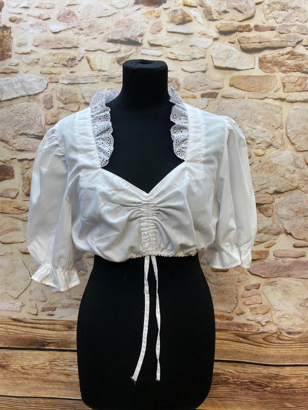 Bild 4: Weiße Dirndlbluse mit Lochstickerei, Raffung und Puffärmeln