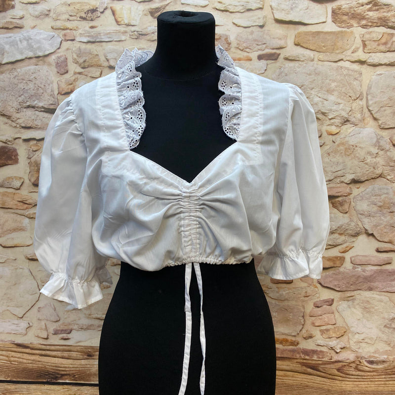 Bild 4: Weiße Dirndlbluse mit Lochstickerei, Raffung und Puffärmeln