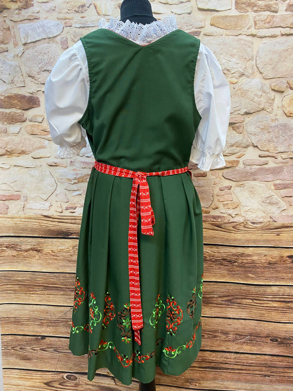 Rückansicht grünes Vintage Dirndl Gr. 48 mit roter gemusterter Schürze und besticktem Rocksaum