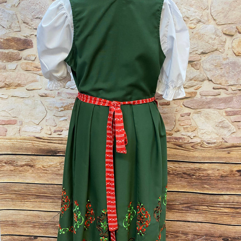 Rückansicht grünes Vintage Dirndl Gr. 48 mit roter gemusterter Schürze und besticktem Rocksaum