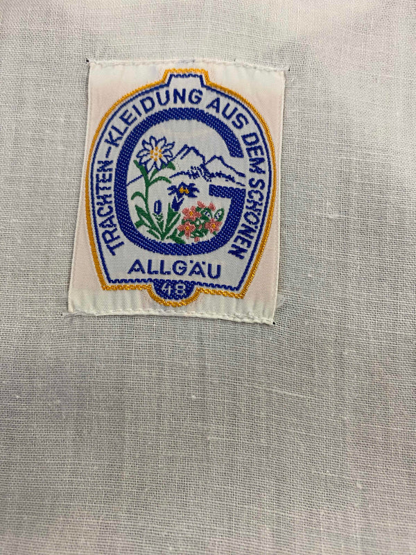 Traditionelles Allgäu Label im grünen Vintage Dirndl