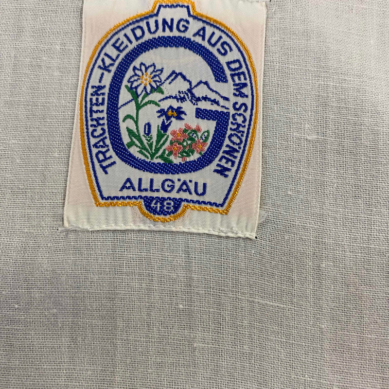 Traditionelles Allgäu Label im grünen Vintage Dirndl