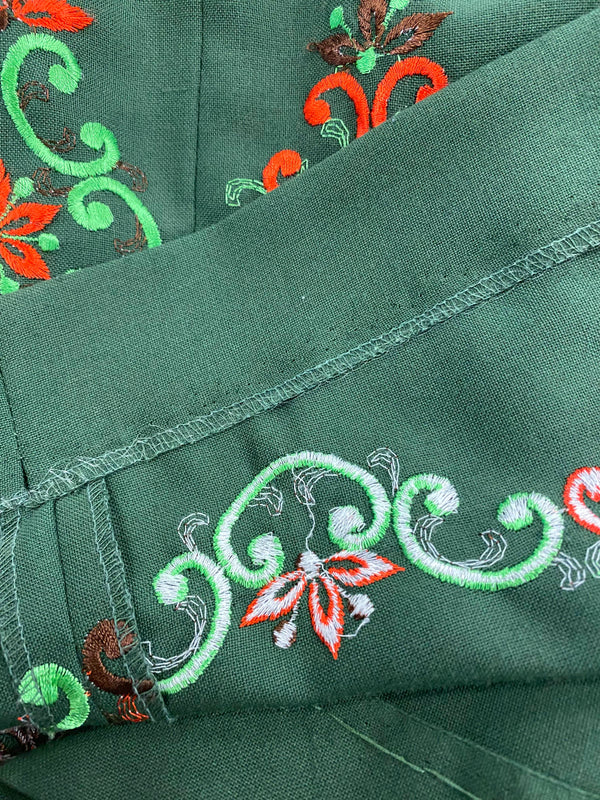 Detail der farbigen Stickerei am Rocksaum des grünen Vintage Dirndls